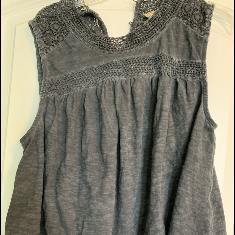 True craft medium gray top with ruffles